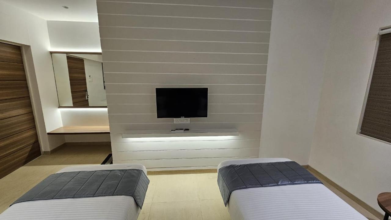 Hotel Veesons Executive Solapur Eksteriør bilde