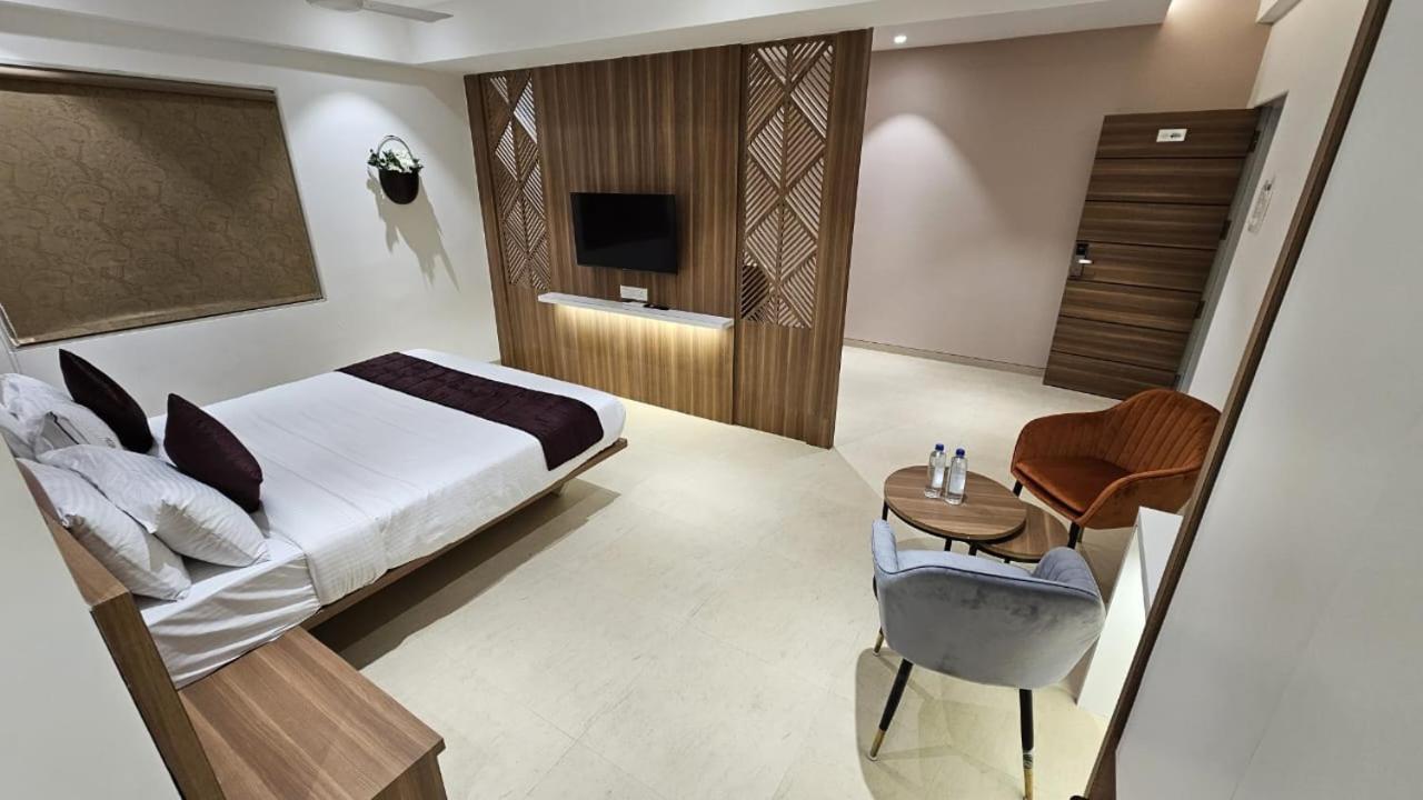 Hotel Veesons Executive Solapur Eksteriør bilde