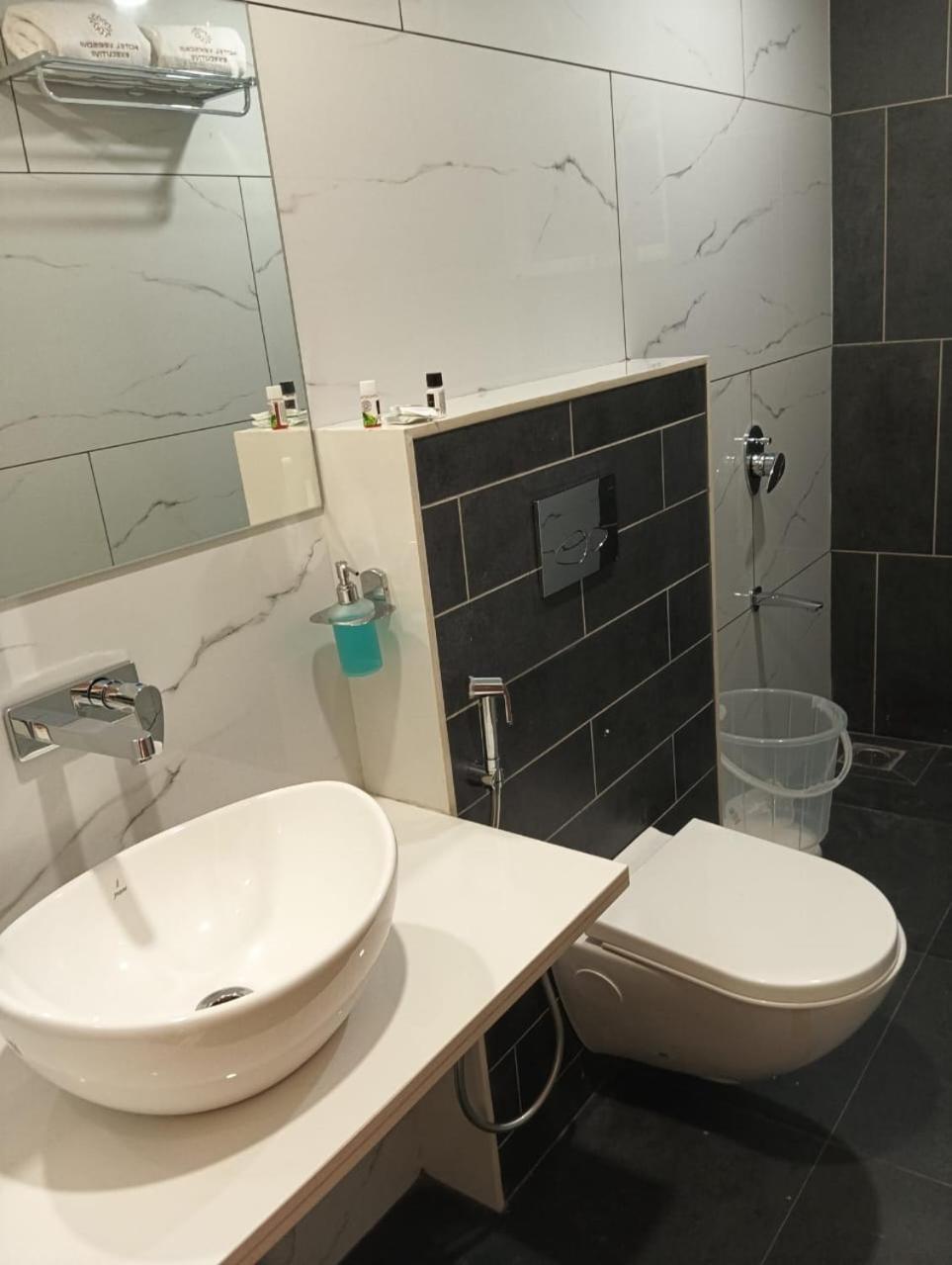Hotel Veesons Executive Solapur Eksteriør bilde