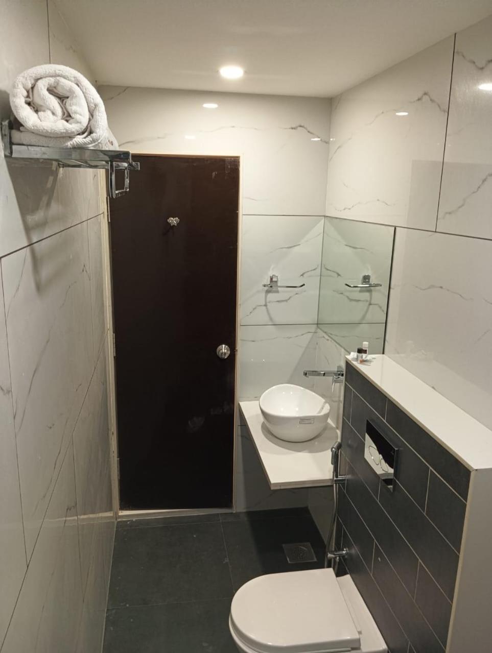 Hotel Veesons Executive Solapur Eksteriør bilde